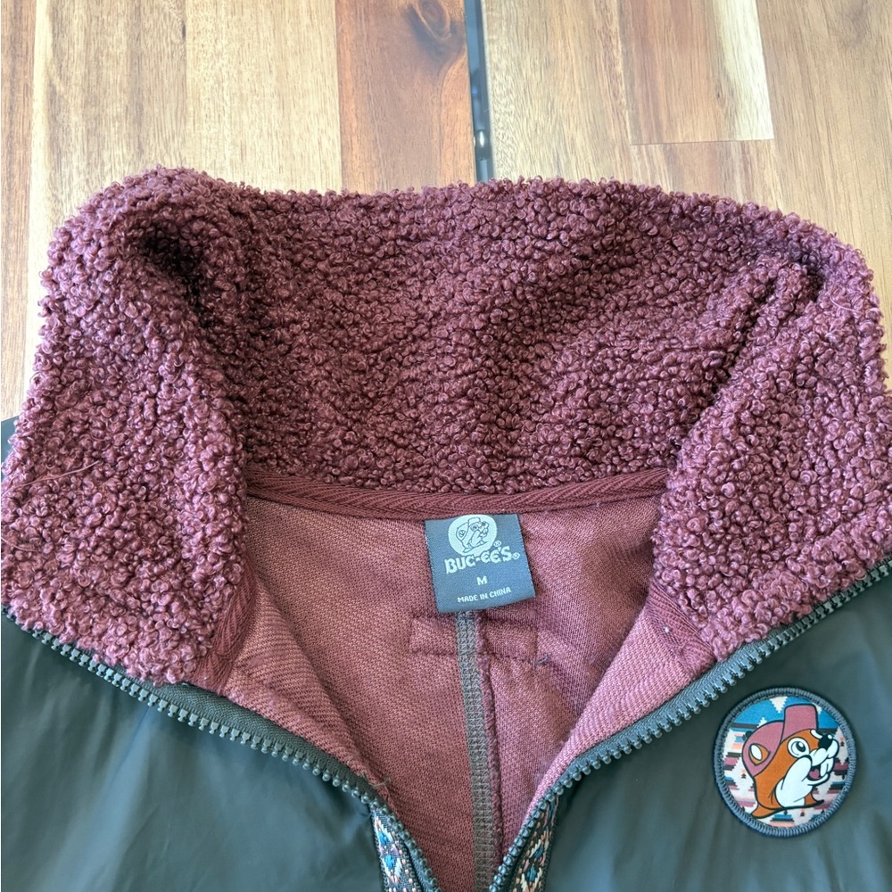 Men's Buc-ees Sz M Zip Up Red Maroon Sherpa Jacket Aztec Pockets Collar Fuzzy - Picture 3 of 8